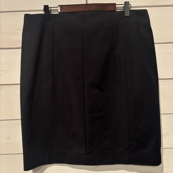 Akris Punto Navy Midi Skirt in size 12. Great condition! Front zip - Picture 16 of 16